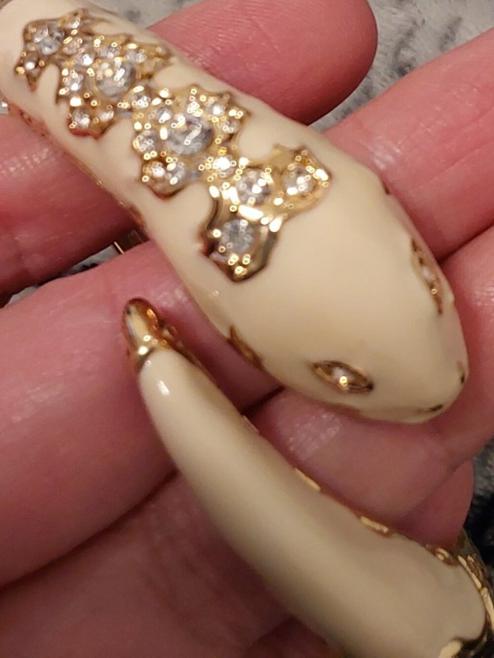 2005 SNAKE BEAUTIFUL HEAVY DUTY HINGE THICK BRACELET NEW CONDITION. BEAUTIFUL.